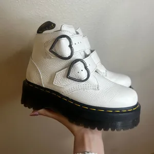 Dr. Martens Pebbled White Leather Devon Heart Platform Combat Boots 6US / 37EU thumbnail 2
