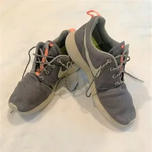 Women’s Nike‎ Roshe One Trainers size 10 in grey thumbnail 2