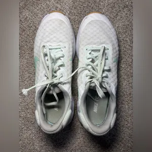 Nike Women’s Renew sneakers Women’s 6 Mint and White running thumbnail 8