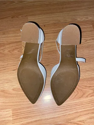 Women's White Pointed Ankle Strap Pumps thumbnail 4