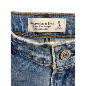 Abercrombie & Fitch Ultra High Rise 90s Slim Straight Jean NWT SIZE 31/12S thumbnail 9