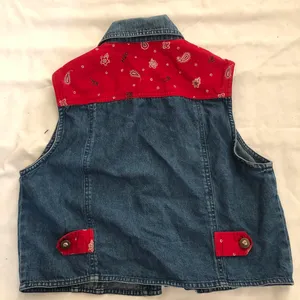 90s Sun River Red blue western cowgirl denim vest jacket with paisley bandana print and pockets #cottagecore #biker #Y2K #streetwear thumbnail 2