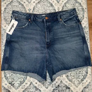 Wrangler Women's Medium Blue Denim Cutoff Shorts thumbnail 1