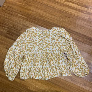 Solitaire Floral Blouse‎ Womens Size Medium Long Balloon Sleeve Button Front Top thumbnail 4