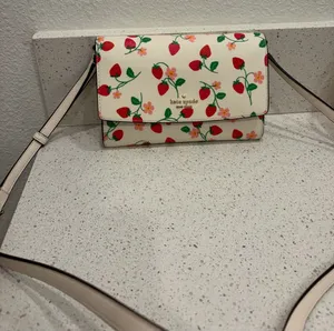 🍓Kate Spade New York Strawberry Vine Perry Leather Crossbody Bag NWOT thumbnail 1