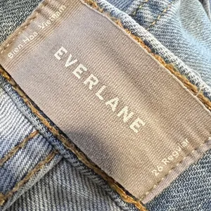 Everlane The Cheeky Straight Leg Raw Hem Light Wash Jeans Denim 26 ACTUAL‎ 28" thumbnail 3