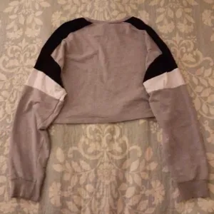 by H&M Women’s Used Grey Colorblock Long Sleeve Crop Top (Size M) thumbnail 2