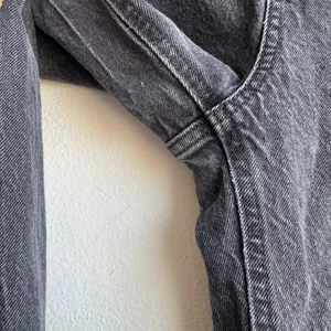 Old Navy Ski Hi Wide Leg Barrel Gray Black Solid Wash Jeans Size 4 /27 Inseam 29 thumbnail 3