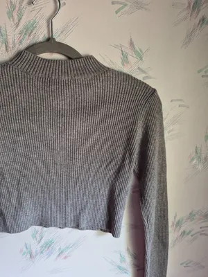 Brandy Melville Gray cropped Sweater thumbnail 6