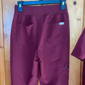 FIGS Set Stylish burgundy scrub with top and jogger pants nurse scrubs thumbnail 13