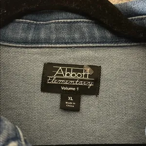 Abbott Elementary‎ Teachers Edition Volume 1 Denim Jacket Medium Wash XL NEW thumbnail 2