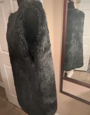 Sleeveless faux fur black vest thumbnail 6