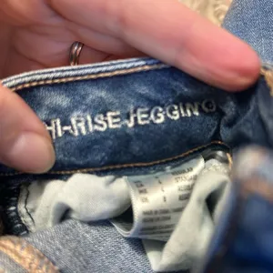 American Eagle Outfitters Light Blue Skinny Jeans | Size 4 thumbnail 11