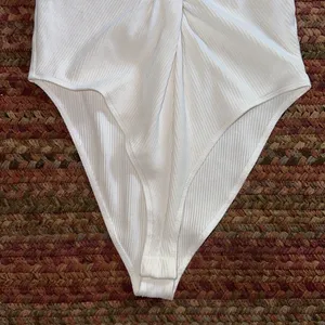 WHITE BASIC RIBBED V NECK TWIST FRONT BODYSUIT ONE PIECE thumbnail 3