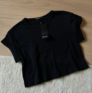 Plain Black Basic T-shirt thumbnail 1