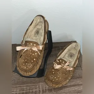 UGG Dakota Sunshine Perf Ribbon Satin Laces Bow Leather Chestnut Slippers Sz 9 thumbnail 2