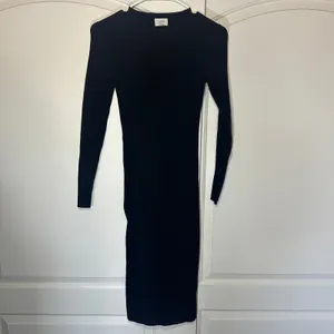 Aritzia Wilfred Townfolk Dress Crewneck Midi Sweater Dress Womens‎ Small Black thumbnail 2