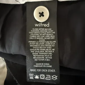 Aritzia Wilfred The Effortless Pleated Black Trouser Pant Size 8 thumbnail 10