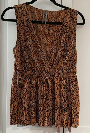 Anthropologie Leopard Print Deep V-neck Drawstring‎ Waist Blouse thumbnail 1