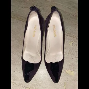 Prada Auth‎ Purple Suede Classic Pump Ruffle Heel 4” Shoe Size 37.5 US 7 thumbnail 2