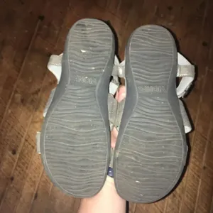 Vionic metallic silver arch support strappy sandals size 8 thumbnail 4