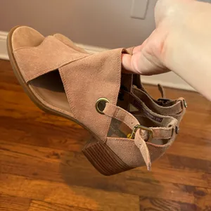 Koolaburra by UGG NWOT Ortholite Suede Taupe Heeled Kaiah‎ Sandals Size 9 thumbnail 12
