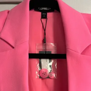 EXPRESS Cropped Elegant Neon Pink One Button Women's Blazer Size XS thumbnail 3