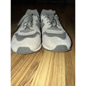 New Balance Shoes Womens 8.5 Lace Up Low Top Running Sneakers GW500SG Grey Suede thumbnail 3