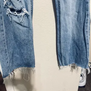 Zara High Waist Straight Leg 90s Full Length Jeans Sz 26/27 Thrashed Distressed thumbnail 4