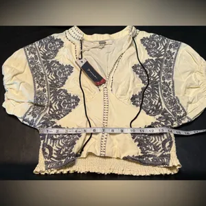 Gimmicks by BKE Cream Puff Sleeve Embellished Blouse size M NWT thumbnail 10