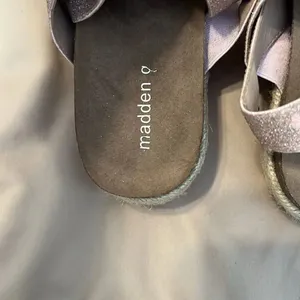 Madden girl size 8.5 pink & gold sparkly jute wedge comfy stylish sandals GUC thumbnail 3
