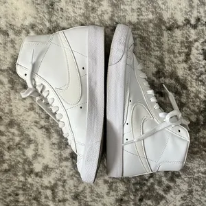 Women’s Nike Blazer Mid '77 Triple White thumbnail 3