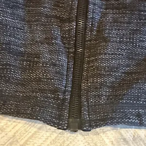 Lululemon Women’s Black and Gray Zip-Up Jacket/Sweatshirt - Size 6 thumbnail 5