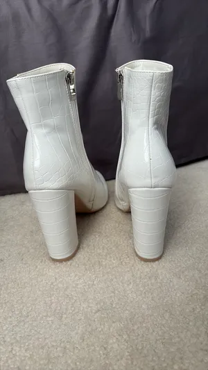 Pretty Little Thing White Boots thumbnail 4