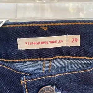 NWT Levi's 728 High Rise Wide Leg Jeans Size 29x32 Dark Wash Loose Baggy thumbnail 3