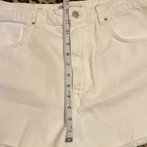 ZARA Shorts White Jean Shorts Women’s Size 12 Distressed Edging Side Slit Shorts thumbnail 12
