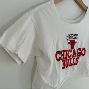Chicago Bulls NBA cropped off the shoulder tee thumbnail 5