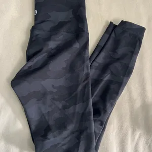 🖤 Lululemon Align High-Rise Leggings – Black Camo | Size 4 🖤 thumbnail 2