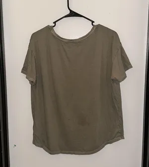 Old Navy Easy Tee Crewneck T-Shirt in Size Medium thumbnail 3