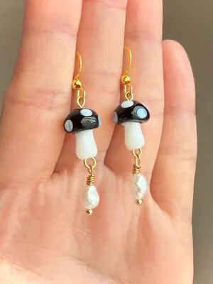 Handmade Kawaii y2k black mushroom & freshwater pearls dangle earrings🍄🖤 thumbnail 2