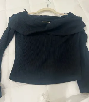 Urban Outfitters Black Off the Shoulder Top/Sweater in Size L thumbnail 1