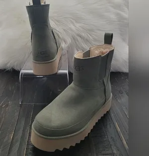 Ugg Australia Chelsea Platform Mini Boots Women's Size 10 thumbnail 1