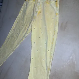 Yellow Pearl-Studded Denim‎ Jeans – Women’s Size L. NWT thumbnail 3