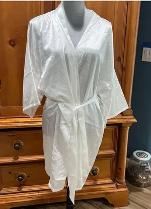 Bride Robe, white satiny material, wore 2 hours Size XL thumbnail 1