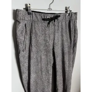 Lululemon On The Fly PantSea Spray Alpine White‎ Dark Chrome Size 8 Jogger thumbnail 6