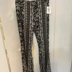 Black and White Floral Patterned stretch Bell bottom Pants Size L thumbnail 2