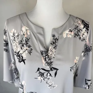 Ann Taylor Blouse Sz S Gray Floral Flutter Elbow Length Sleeve Split Neckline thumbnail 2