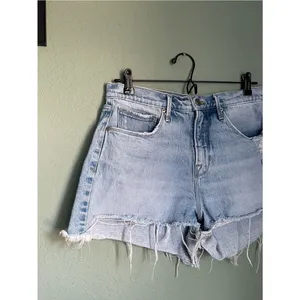 Good American 90s Denim Shorts Size 6/28 Light Wash thumbnail 5