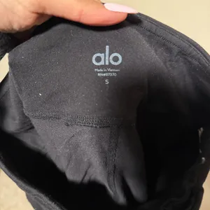 ALO YOGA Airbrush Legging in Black Chakra- Size Small thumbnail 7