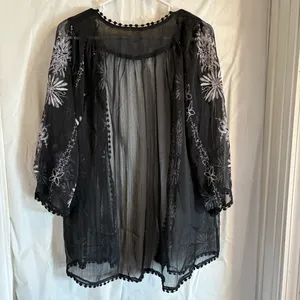 Forgotten Grace Black White‎ Cover Up Robe Sz XL Flowers Pom Pom Trim Resortwear thumbnail 2